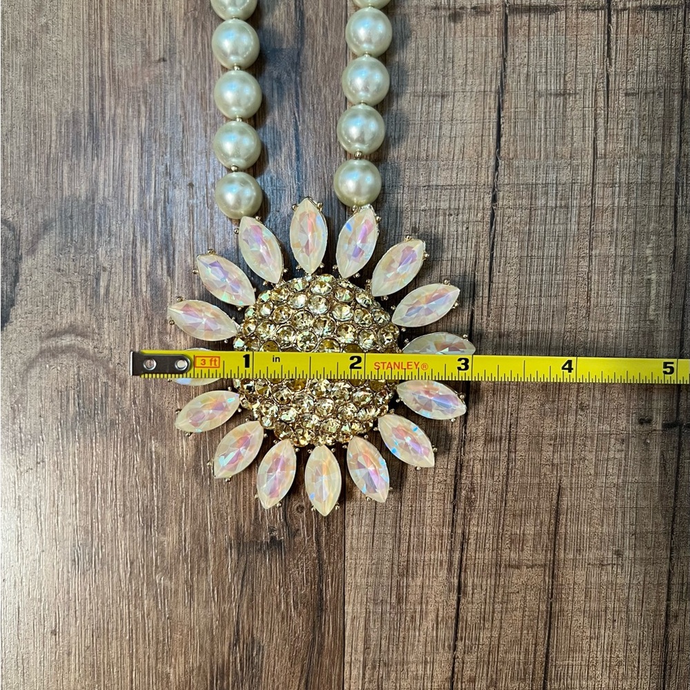 BETSEY JOHNSON RARE Large WHITE Petals Daisy & Pearls Necklace w/Earrings NWT - Picture 15 of 16